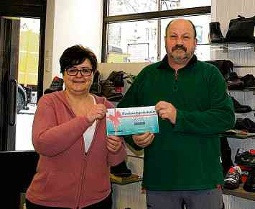 Ina Klimm von „Schuh Junkel“ in der Lutherstadt Eisleben mit dem glücklichen Gewinner des Einkaufsgutscheins. FOTO: PRIVAT