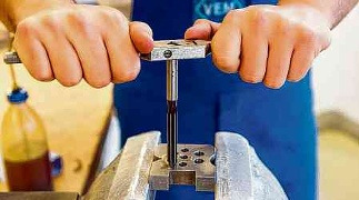 Wie wollen Unternehmen die Zukunft meistern? Allein durch Ausbildung können fehlende Fachkräfte nicht ersetzt werden. FOTOS: DPA