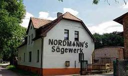 Die Geschichte des Sägewerks Stangerode geht zurück bis ins Jahr 1890. Manfred Nordmann konnte den Betrieb 1992 von der ehemaligen Treuhandanstalt erwerben. FOTOS: DOREEN FISCHER