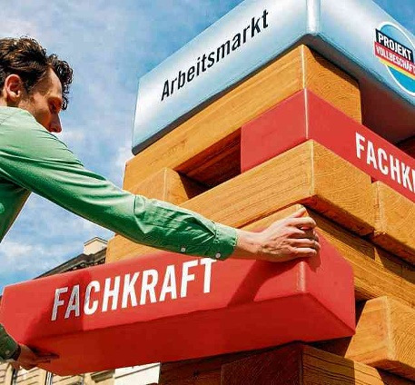Ohne Fachkräfte würde der Arbeitsmarkt genauso in sich zusammenstürzen wie die dieser symbolische Turm aus Styropur-Bausteinen, der während einer Demonstration vor dem Arbeitsministerium aufgebaut worden war. FOTO: DPA