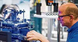 Zur Anwerbung von Fachkräften gibt es auch tatkräftige Unterstützung der beiden Industrie- und Handelskammern. FOTO: DPA