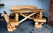 Rustikale Sitzgruppen (Foto), Bänke, Tische, Hocker und Stühle werden im Sägewerk gefertigt.